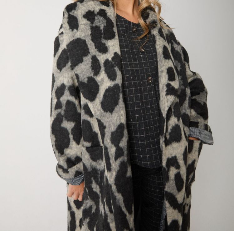Immagine di Cappotto in lana e cotone animalier con cintura