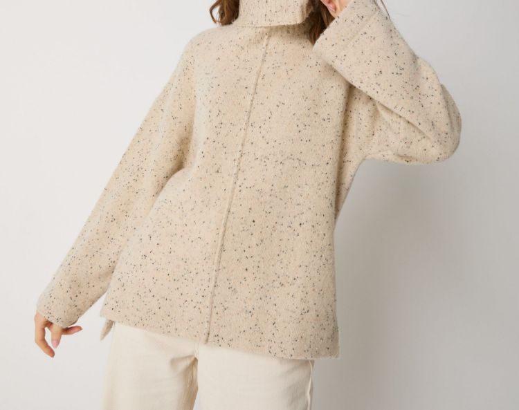 Immagine di Maglia dolcevita in lana con spacchi