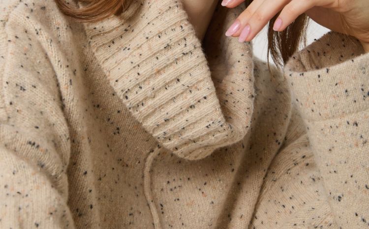 Immagine di Maglia dolcevita in lana con spacchi