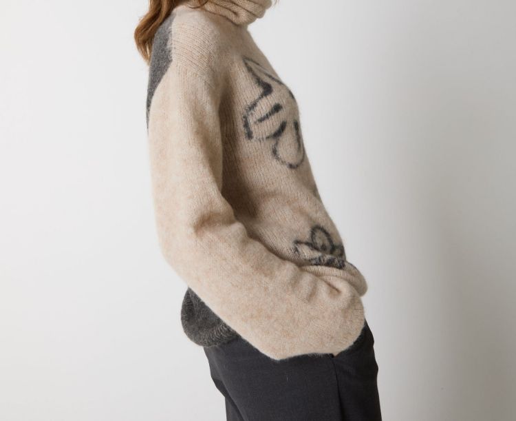 Immagine di Maglia dolcevita in lana e alpaca con fiori