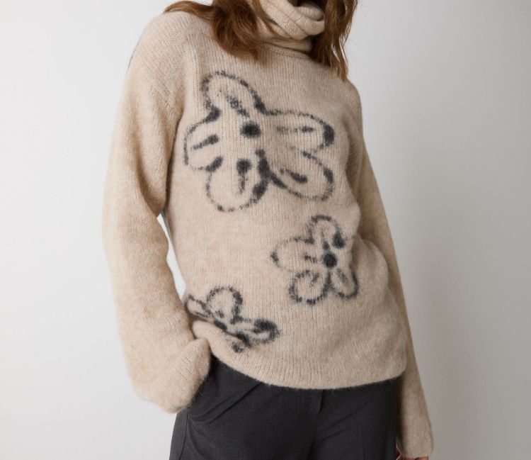 Immagine di Maglia dolcevita in lana e alpaca con fiori