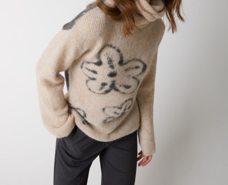 Immagine di Maglia dolcevita in lana e alpaca con fiori