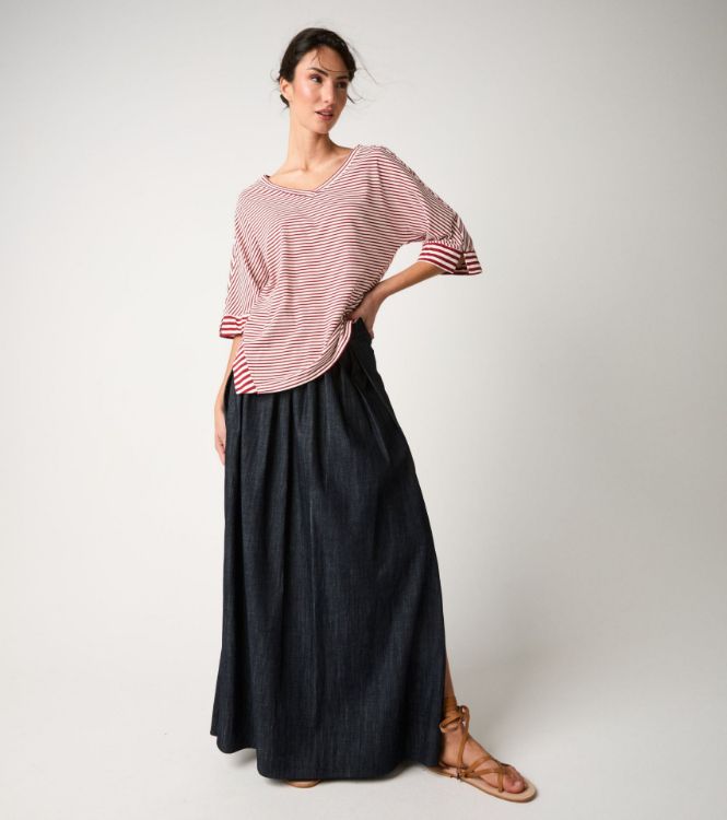 T-shirt a righe con scollo a V bordeaux