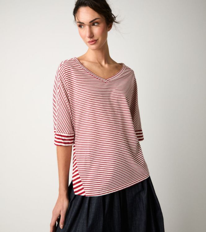 T-shirt a righe con scollo a V bordeaux