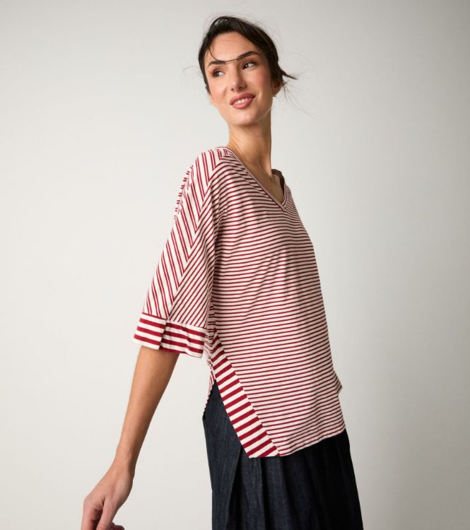 T-shirt a righe con scollo a V bordeaux