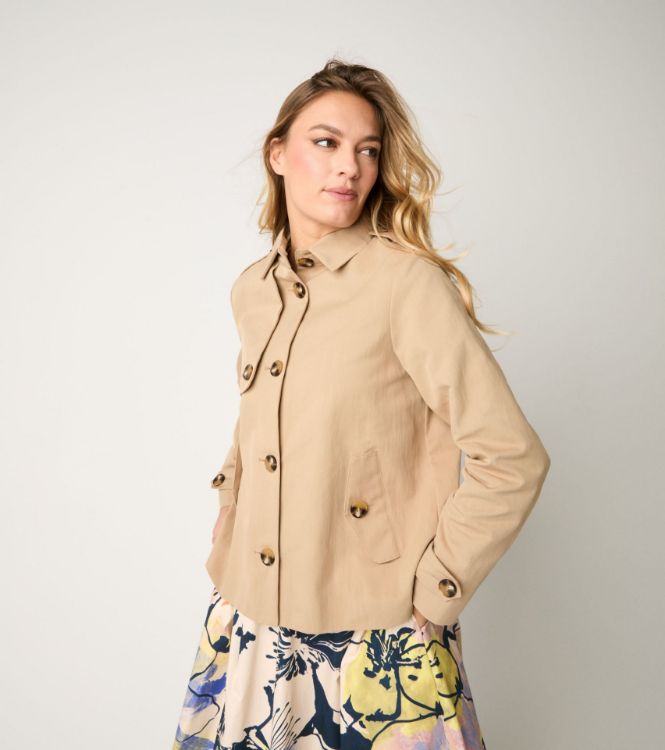 Trench corto con bottoni cappuccino