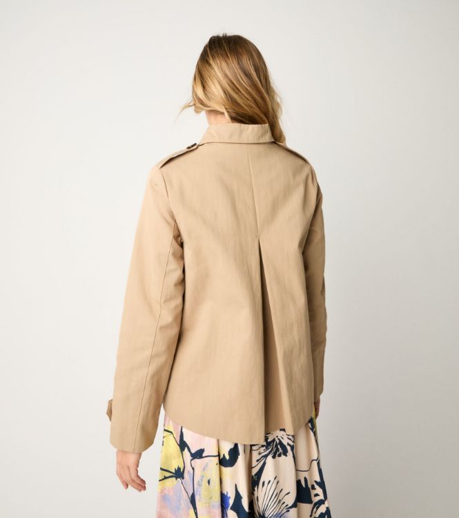 Trench corto con bottoni cappuccino