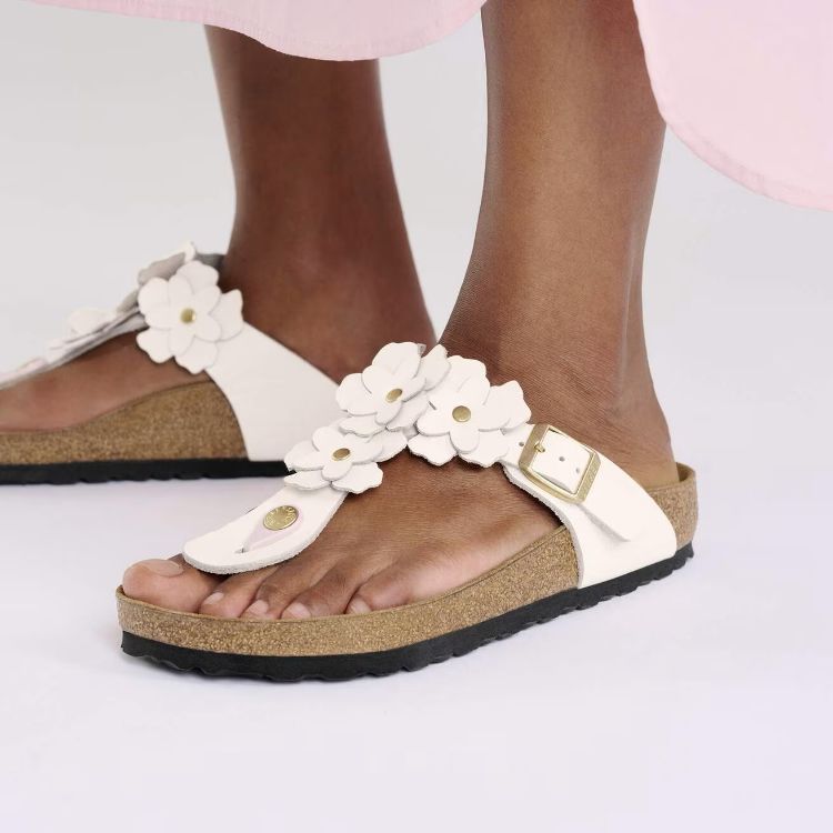 Immagine di Sandali Birkenstock Gizeh Flower Embellishment in Pelle Naturale