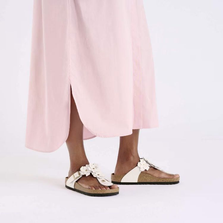 Immagine di Sandali Birkenstock Gizeh Flower Embellishment in Pelle Naturale